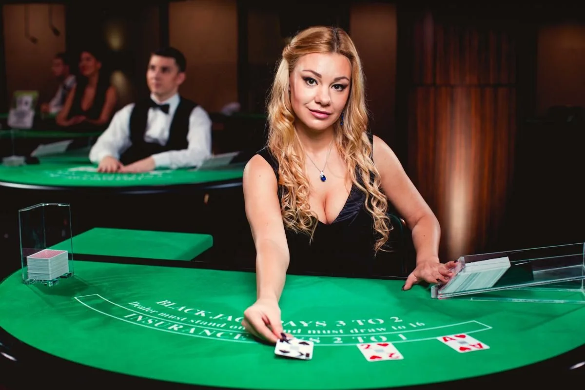 Tampilan meja kasino live dengan dealer dan layar permainan